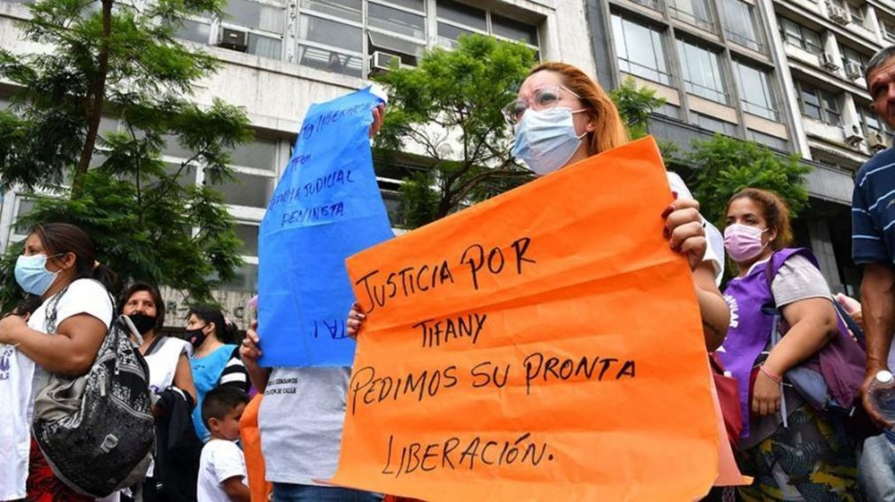 La marcha en pidiendo la liberaci�n de la mujer detenida por herir a su expareja cuando se defend�a