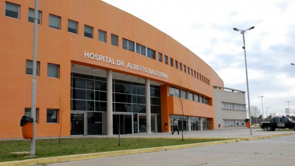 El efectivo policial fue asistido por los médicos en este nosocomio.