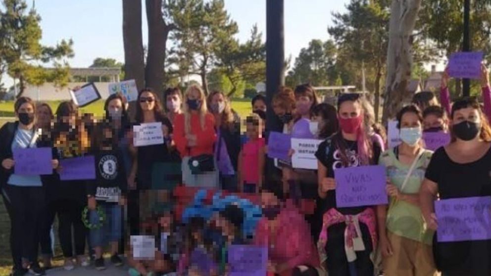 Decenas de mujeres asistieron a la marcha (Gentileza El Ciudadano de Mar Chiquita).