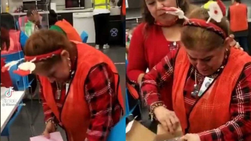 El emotivo momento en el que una mujer recibe como regalo la muñeca que quería desde que era un niña (imagen captura vídeo).