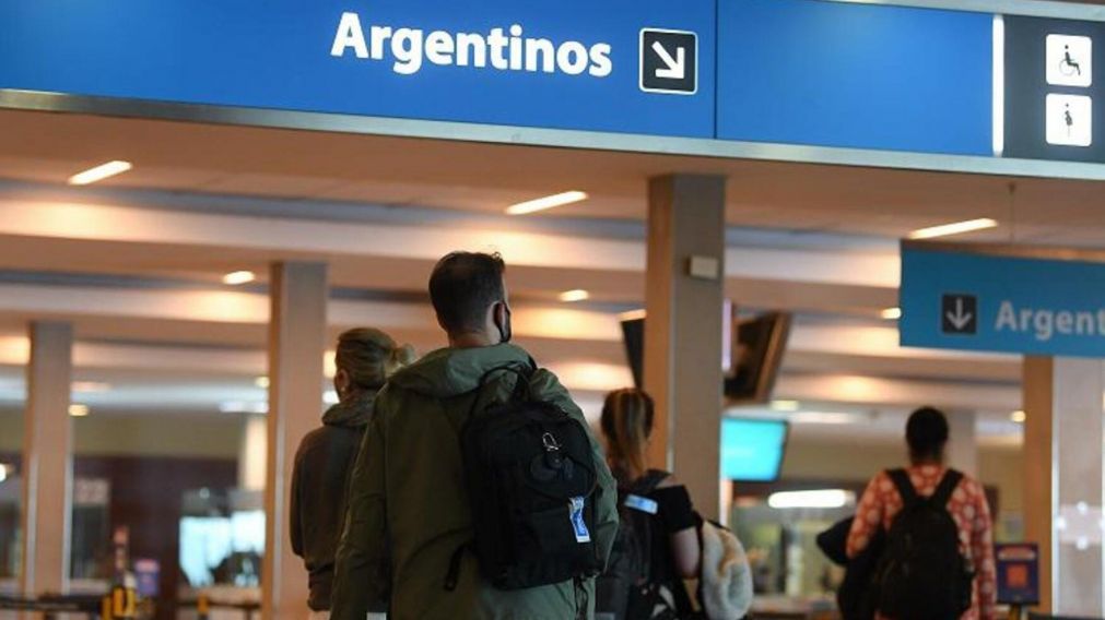 Los argentinos podrán presentar un certificado en el exterior que avale que se aplicaron la vacuna de AstraZeneca.