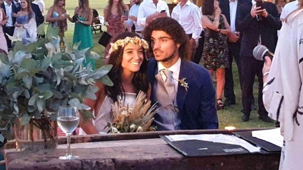 Andrea Collarini junto a su pareja a la hora de casarse (Instagram).