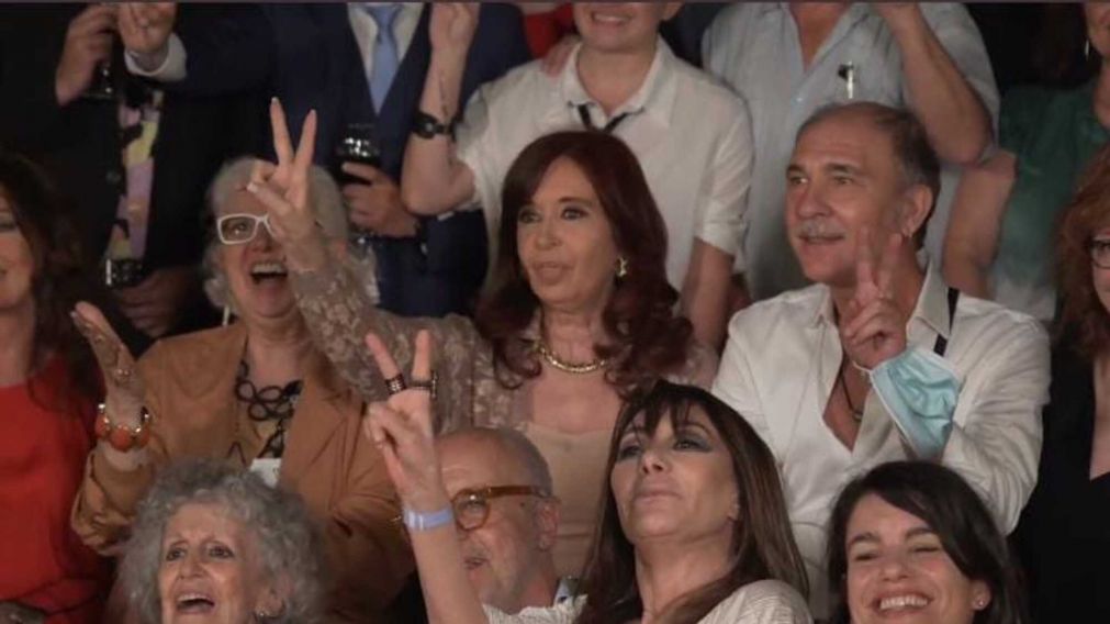 Cristina Kirchner reflexionó sobre el armado de la coalición de gobierno ante periodistas y artistas.