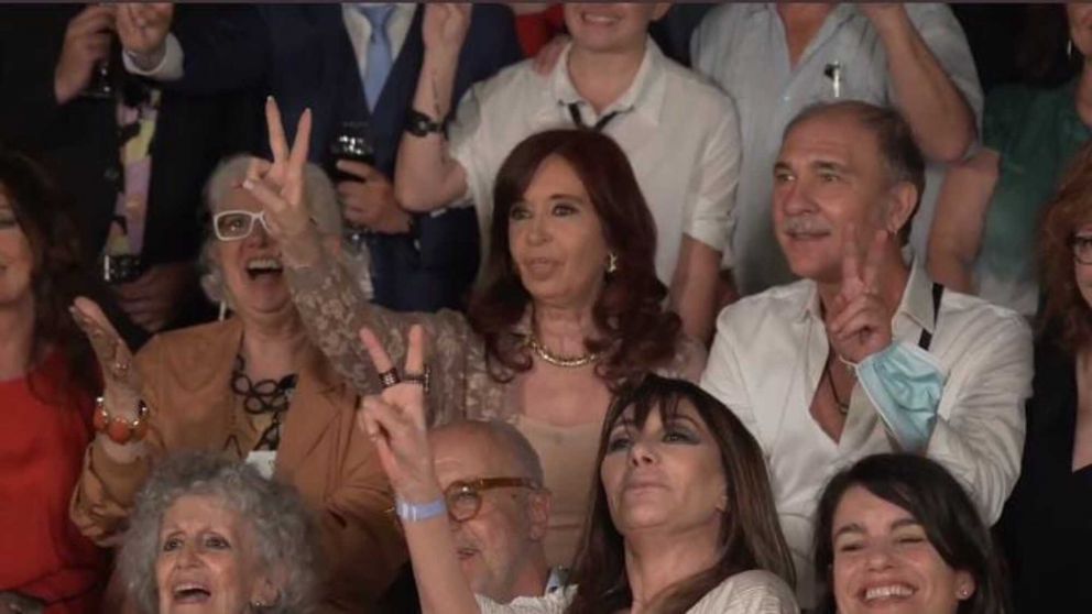 Cristina Kirchner reflexion� sobre el armado de la coalici�n de gobierno ante periodistas y artistas.