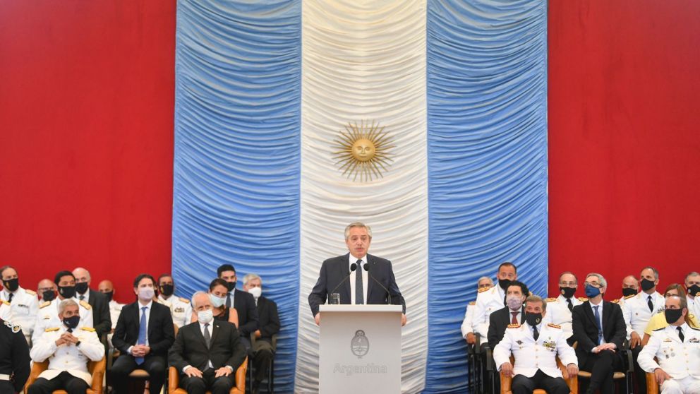 "Quiero que pongan en valor la democracia", pidió Alberto Fernández a subtenientes, guardiamarinas y alféreces de las Fuerzas Armadas.