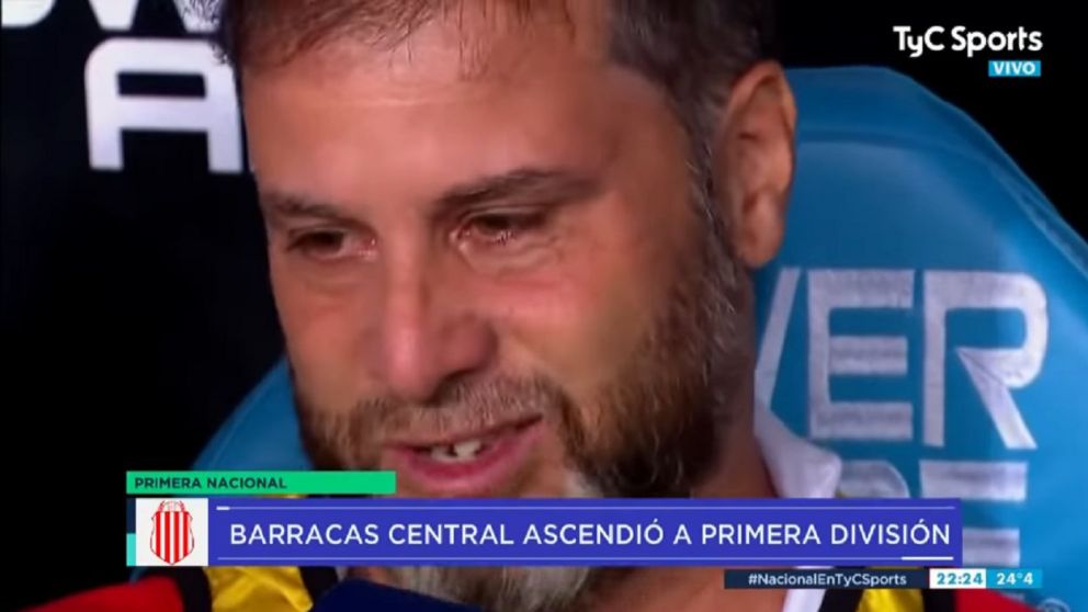 De Paoli rompió en llanto tras el triunfo de Barracas Central y expresó: "El fútbol es mi vida".