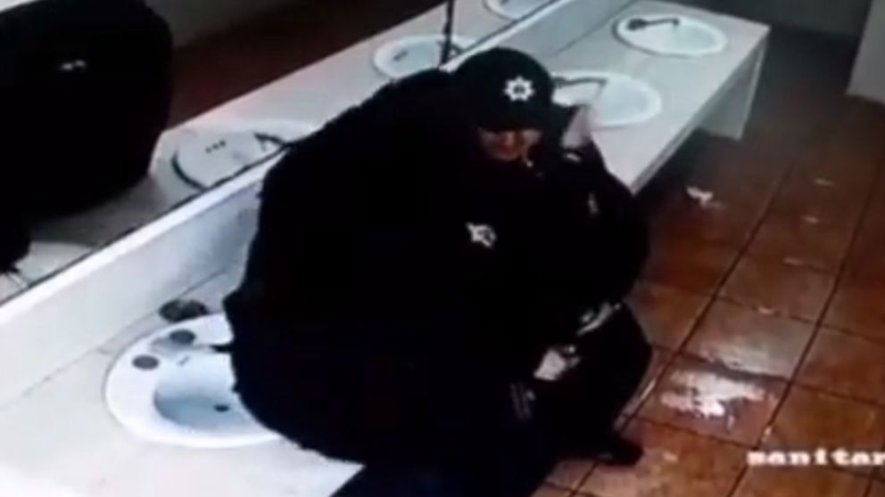 Graban a una pareja de policías en cariñoso encuentro y acaban como menos lo pensaban (imagen captura vídeo).