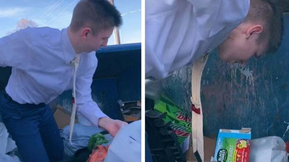 El joven debió buscar los regalos de Navidad en medio de la basura.