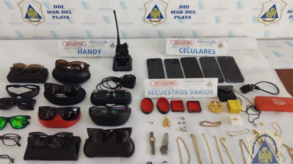 Algunos de los elementos que fueron incautados por los investigadores.