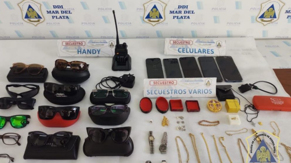 Algunos de los elementos que fueron incautados por los investigadores.