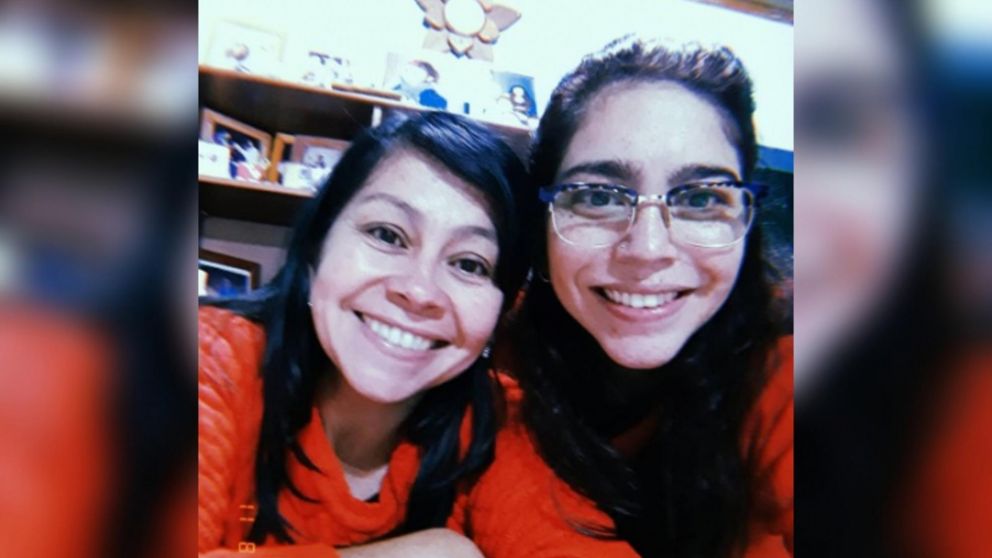 La víctima junto a su hermana que fue quien la encontró.