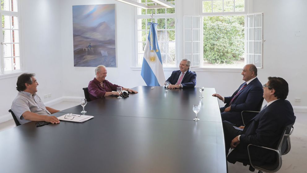 Alberto Fernández anunció el bono para empleados estatales tras reunirse con funcionarios y dirigentes sindicales.
