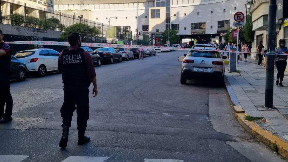 La Polic�a de la Ciudad acordon� la zona lindera al shopping Alto Palermo.