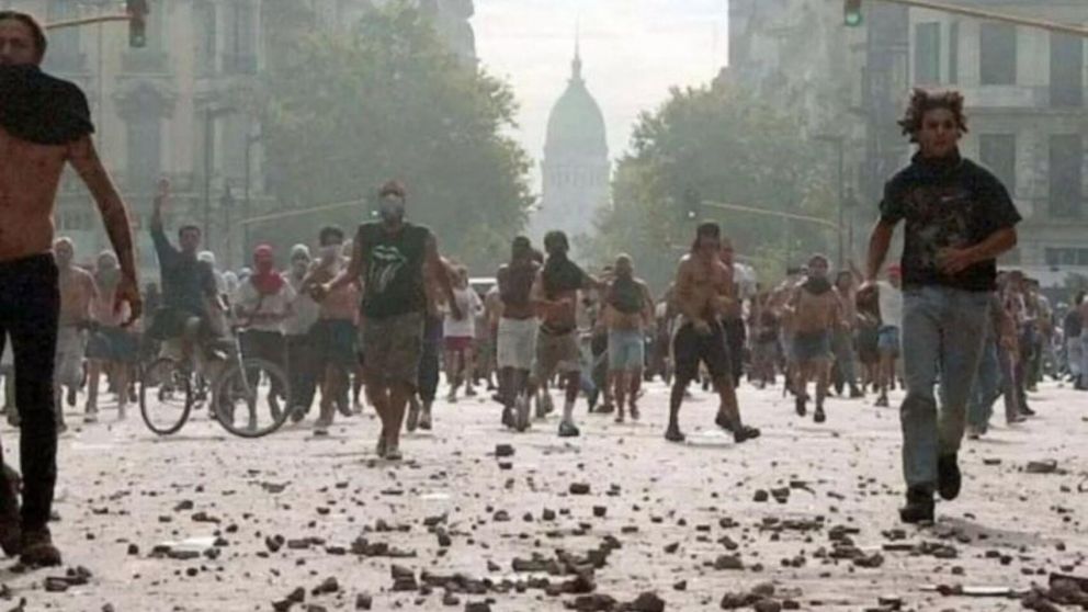 Una postal que resume lo que fue el violento diciembre del 2001.