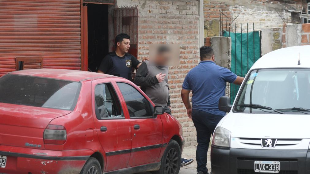 El mecánico al momento de ser llevado detenido por los efectivos policiales (Crónica/Ruben Paredes).
