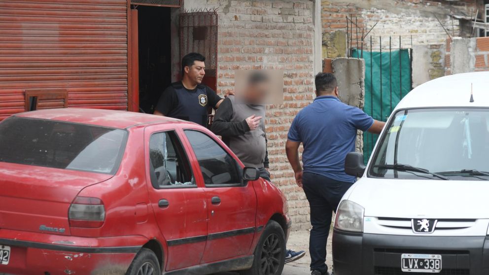 El mecánico al momento de ser llevado detenido por los efectivos policiales (Crónica/Ruben Paredes).