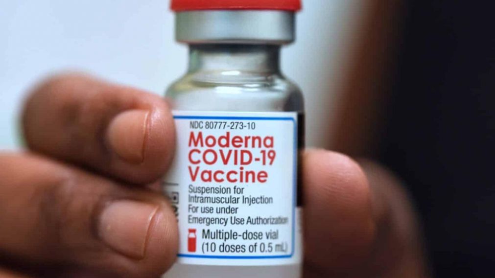 La farmacéutica anunció que está trabajando en una vacuna específica contra la contagiosa nueva cepa de coronavirus.