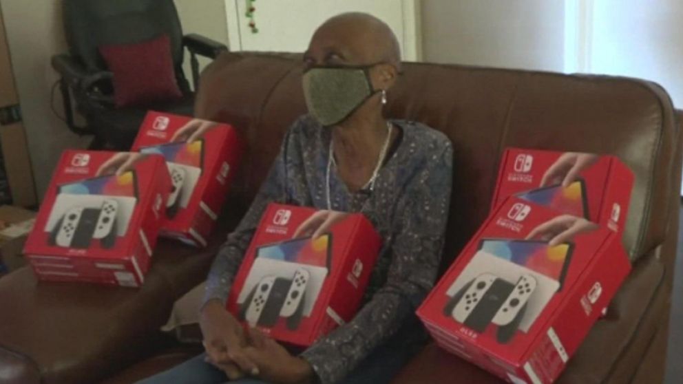 Una abuela recibió por error el paquete de una conocida cadena y desde la empresa decidieron hacerle un regalo por su honestidad (Gentileza: 12News).