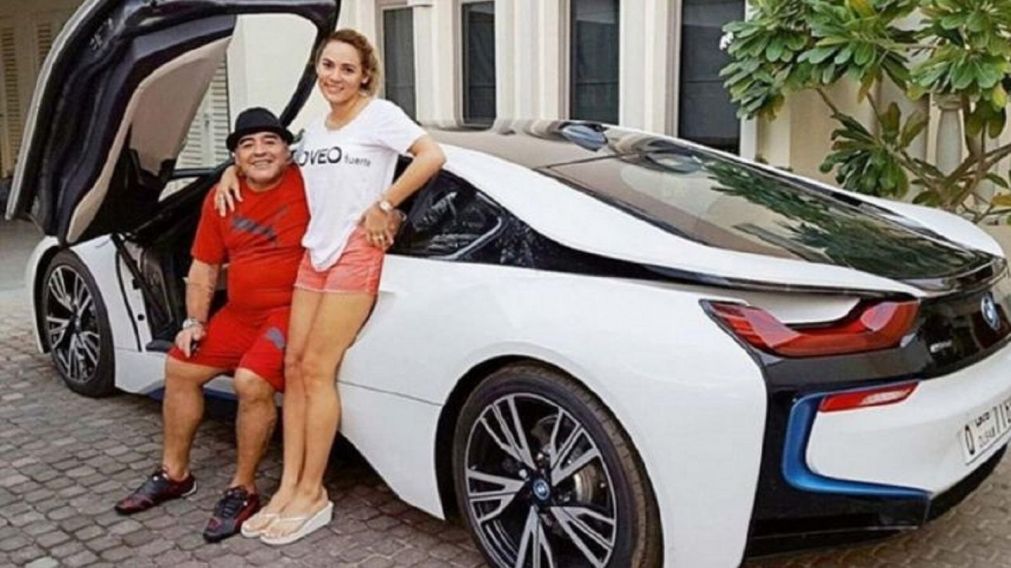 Comenz� el espectacular remate de bienes de DIego Armando Maradona. 
