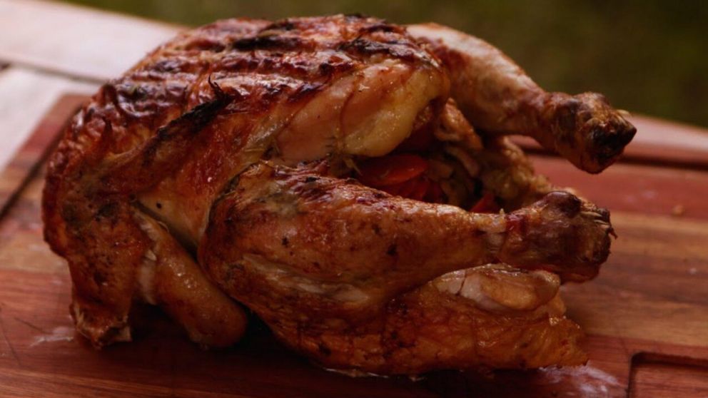 El pollo relleno a la parrilla es una opción deliciosa para comer en Navidad.