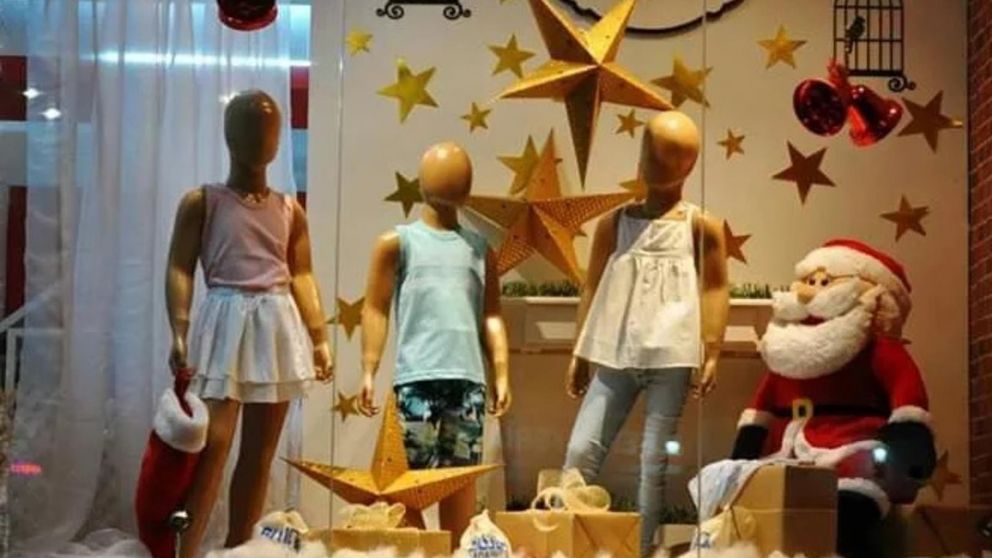 En los comercios se vive el clima navideño desde principios de diciembre.