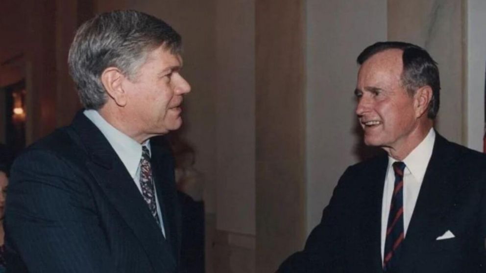 John Corcoran saludando al presidente de George Bush (Archivo).