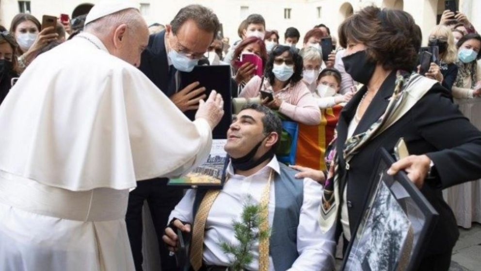 El deportista y embajador de Buena Voluntad de la ONU recibió la bendición personal del Papa para su viaje.