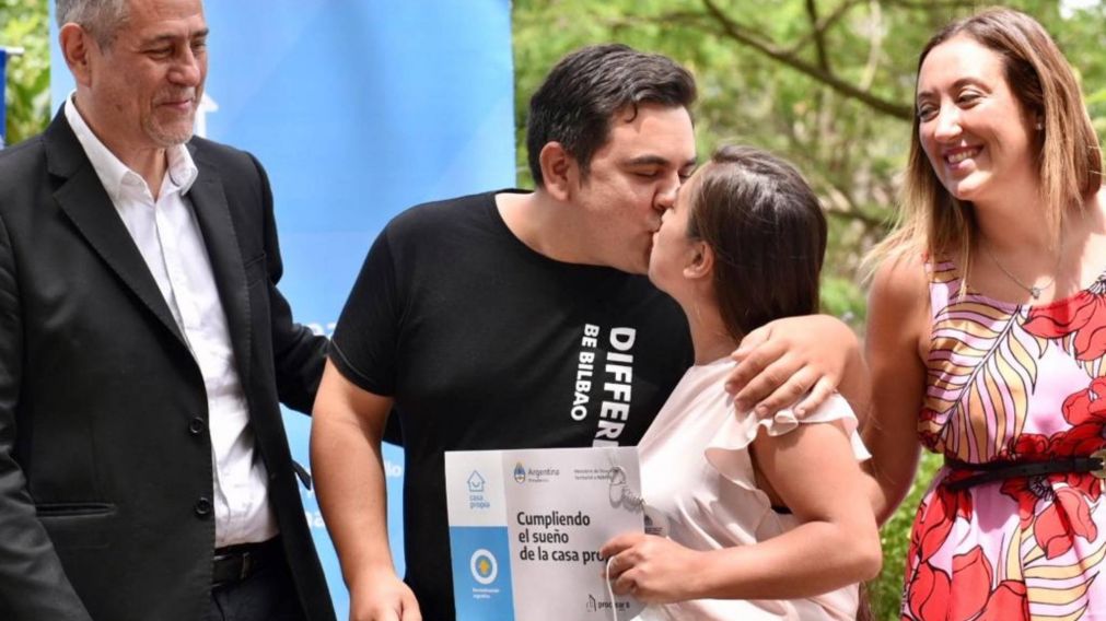 Jorge Ferraresi entreg� cr�ditos para la construcci�n en Lomas de Zamora.