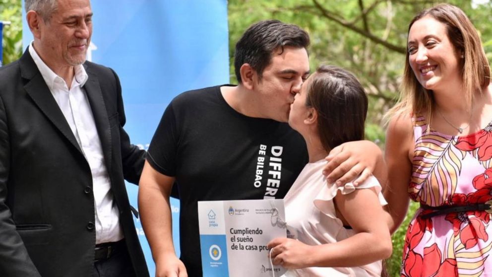 Jorge Ferraresi entregó créditos para la construcción en Lomas de Zamora.