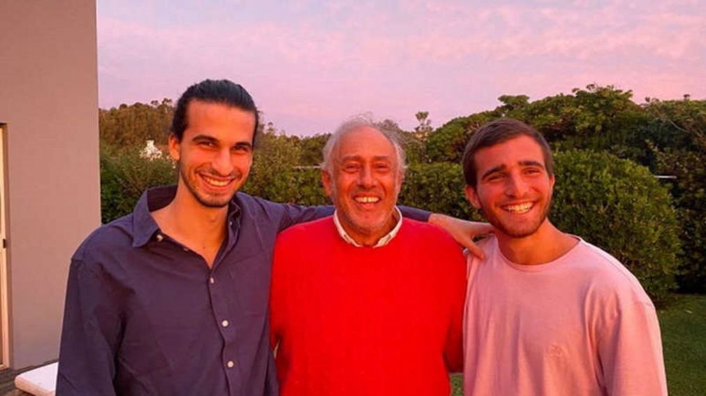 El productor se mostró junto a sus nietos ya adolescentes y sorprendió a todos.