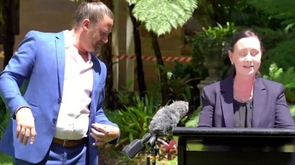 La araña interrumpió la conferencia de prensa en Australia (Captura de video).