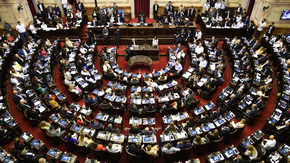 El Presupuesto 2022 logró el respaldo de 121 legisladores del oficialismo y sus aliados pero fue rechazada por 132 votos de la oposición (Télam).