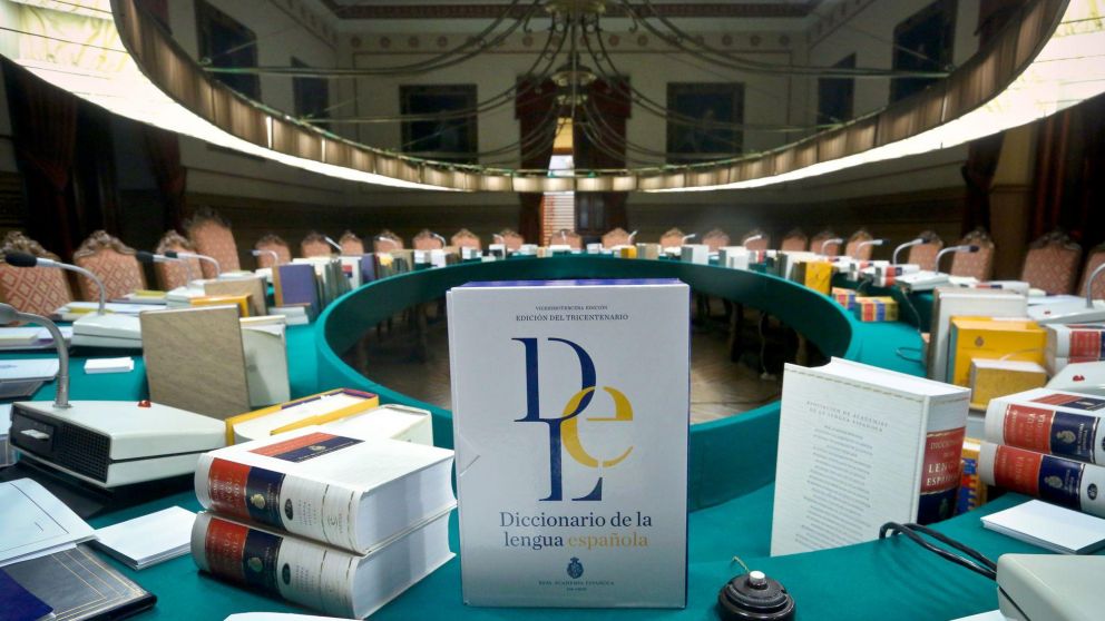 Los ejemplares de la 23ª edición del 'Diccionario de la lengua española', en el salón de plenos de la Real Academia Española..