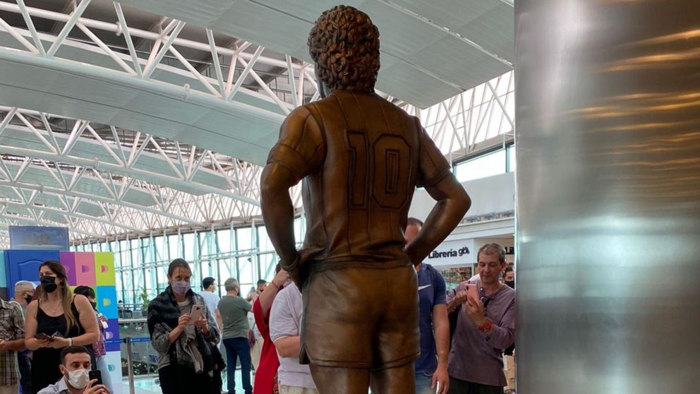 La estatua de Diego Maradona que fue inaugurada este mi�rcoles en el Aeropuerto de Ezeiza.