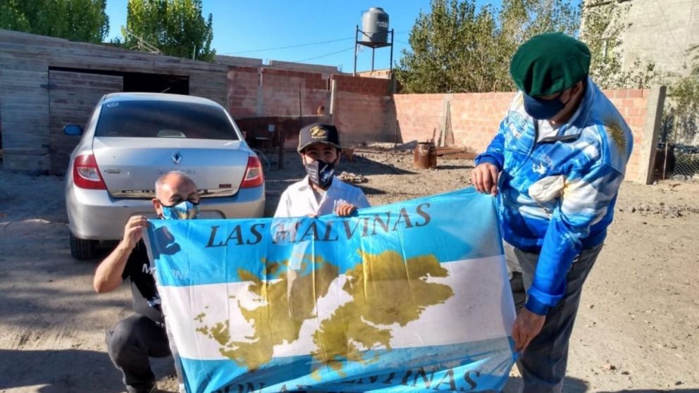 Thiago Nahuel Huenchillan, con una bandera de las Islas Malvinas. El pequeño inspiró la ley promulgada en Tierra del Fuego.