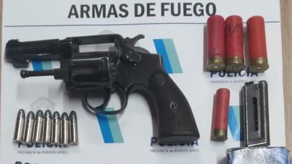 Algunos de los elementos que fueron incautados en la requisa desarrollada por los efectivos policiales.