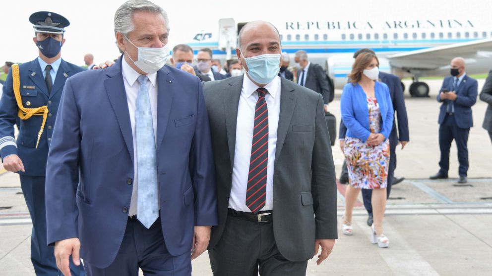 El presidente Alberto Fernández, junto al jefe de Gabinete, Juan Manzur, al llegar al aeropuerto tucumano.