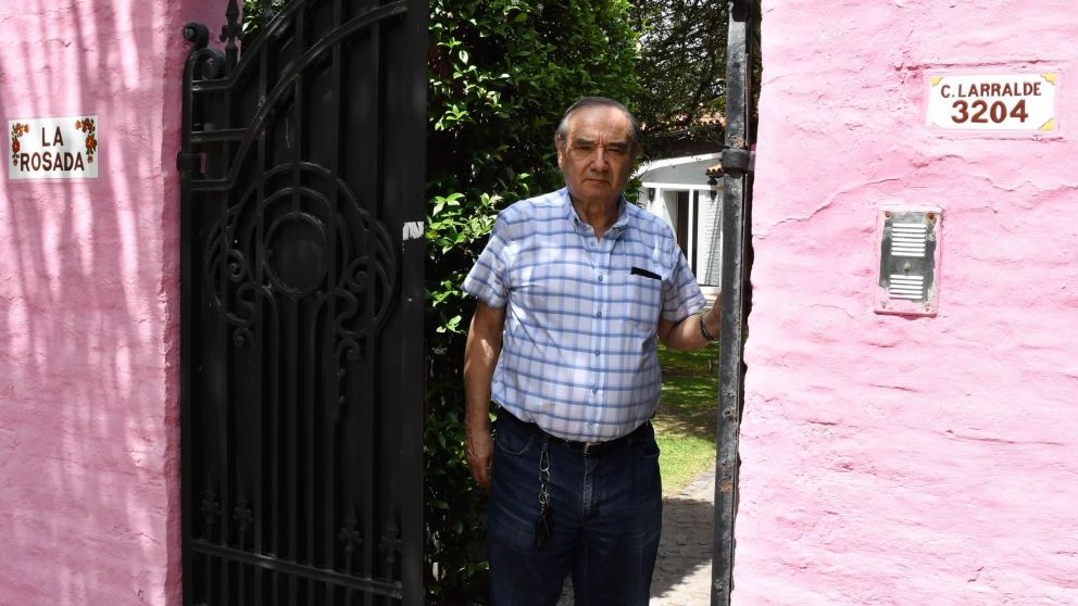 Horacio Rafael Román en la puerta de su casa tras el robo.