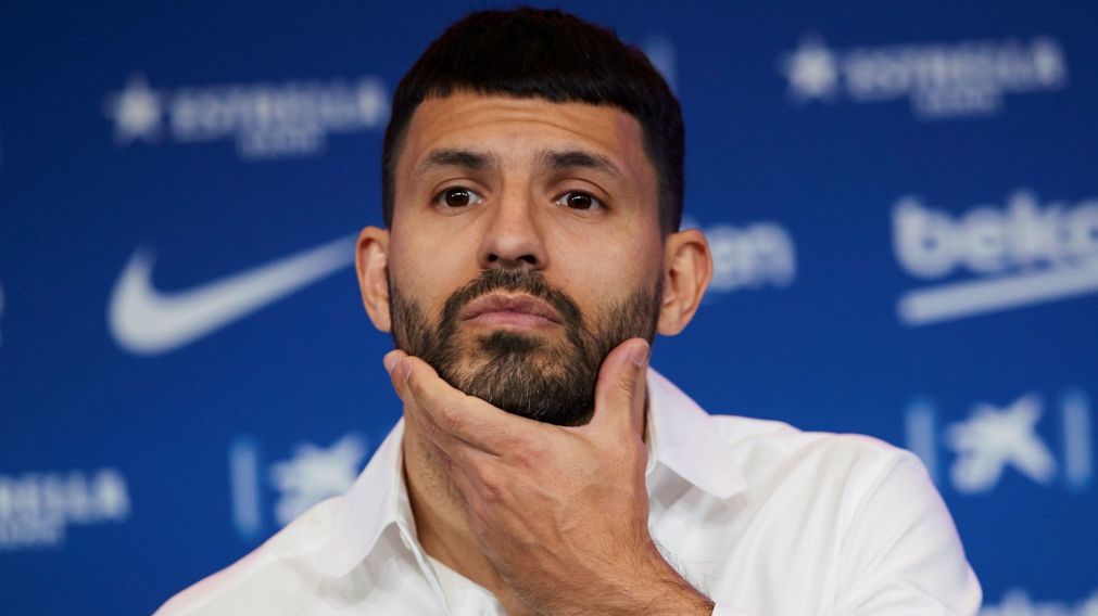 El "Kun" Agüero pudo jugar muy pocos minutos con la camiseta del Barcelona por distintas afecciones.