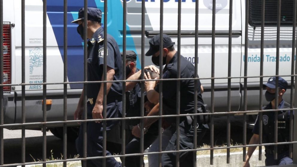 El policía de Miramar detenido por el crimen de Luciano Olivera, en uno de los traslados.