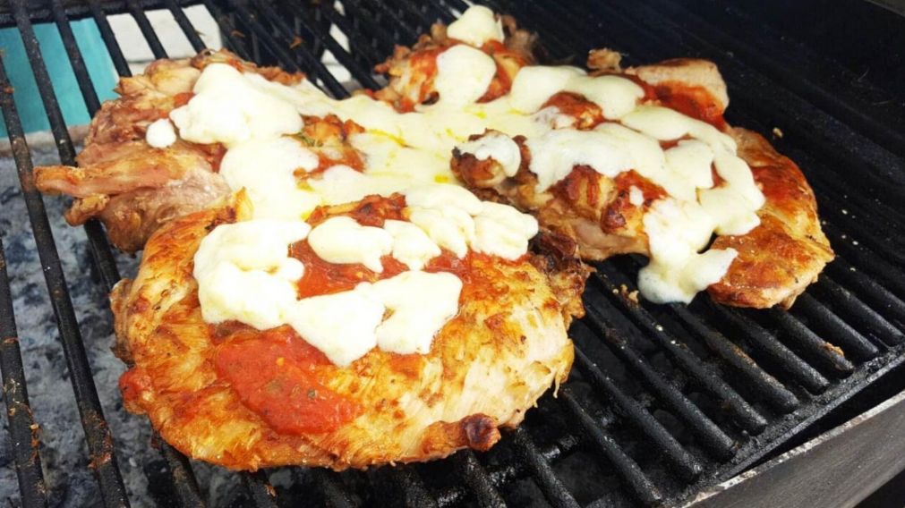 La receta del pollo a la pizza a la parrilla es una comida imperdible.