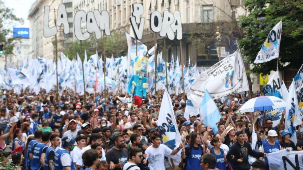 Acto por el Día de la Democracia: Alberto Fernández, Cristina Fernández de Kirchner, Lula y José "Pepe" Mujica en Plaza de Mayo.