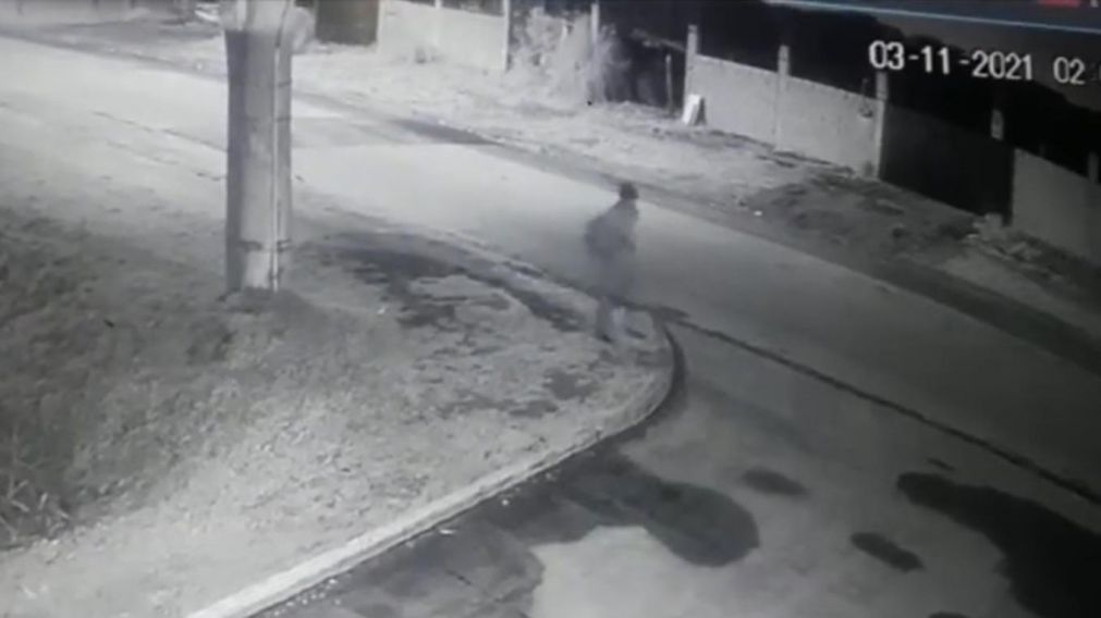 Im�genes aterradoras: muerto deambula por un barrio en las madrugadas y causa conmoci�n