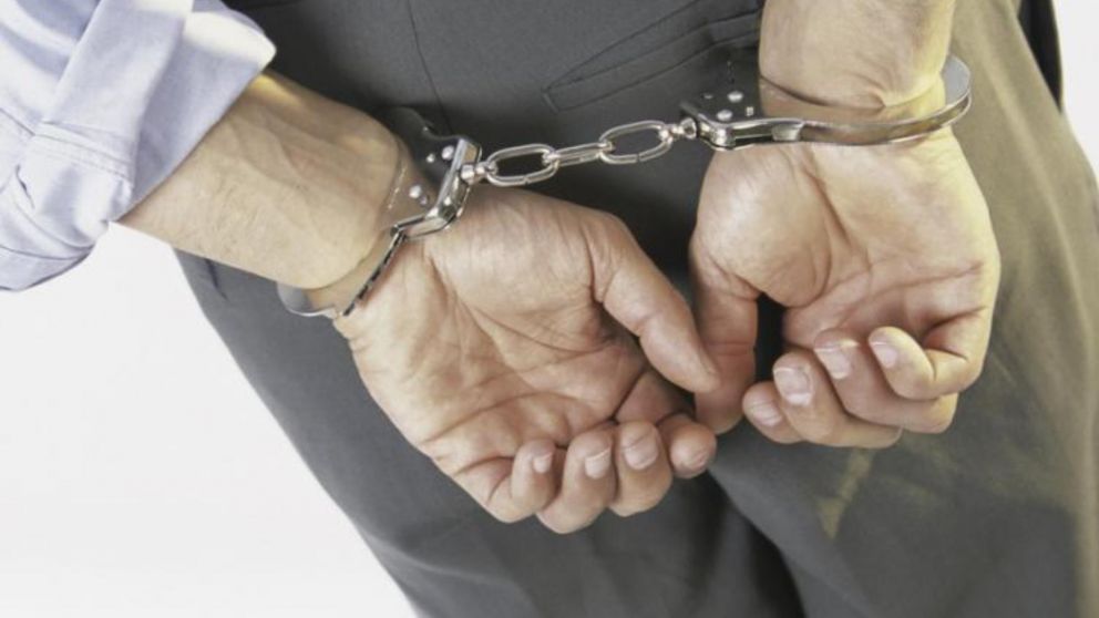 El individuo, de 59 años, fue arrestado por los investigadores policiales.