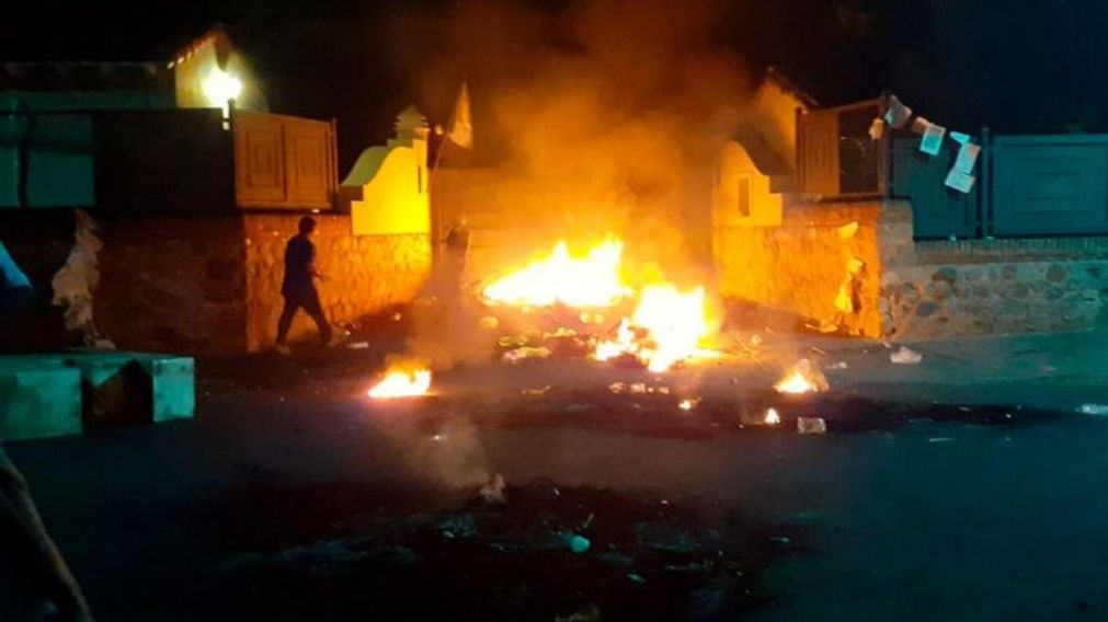 La protesta de los agentes municipales por salarios adeudados derivó en disturbios (gentileza El Ancasti).