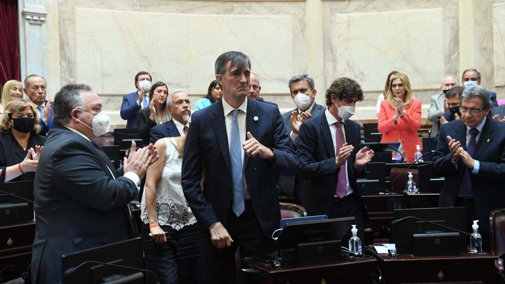 Las lágrimas de Esteban Bullrich tras renunciar a su banca en el Senado. (Télam)