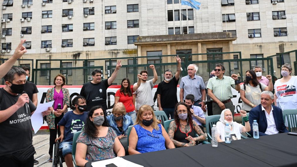 Los familiares reclamando frente a los Tribunales.
