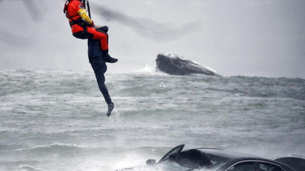 El rescatista luchó contra viento y marea, pero no logró su objetivo.