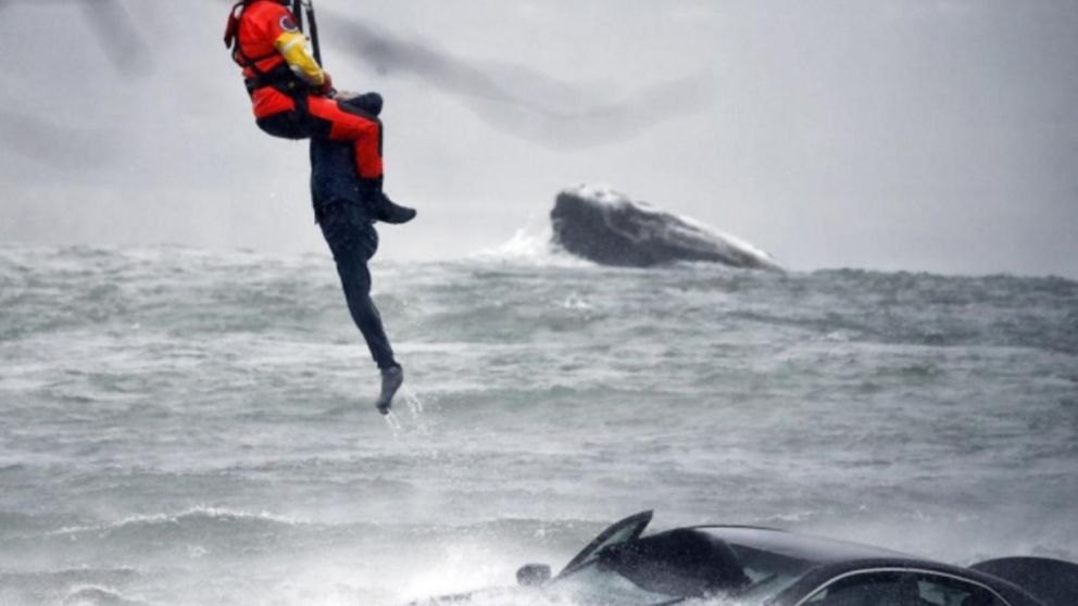 El rescatista luchó contra viento y marea, pero no logró su objetivo.