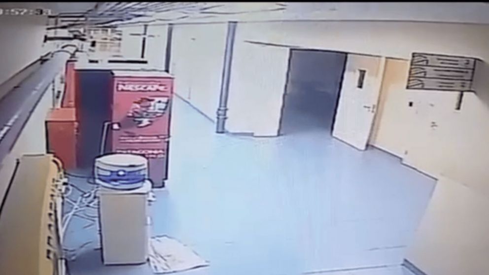 Escalofriante video captado por una cámara de seguridad (Captura de video).